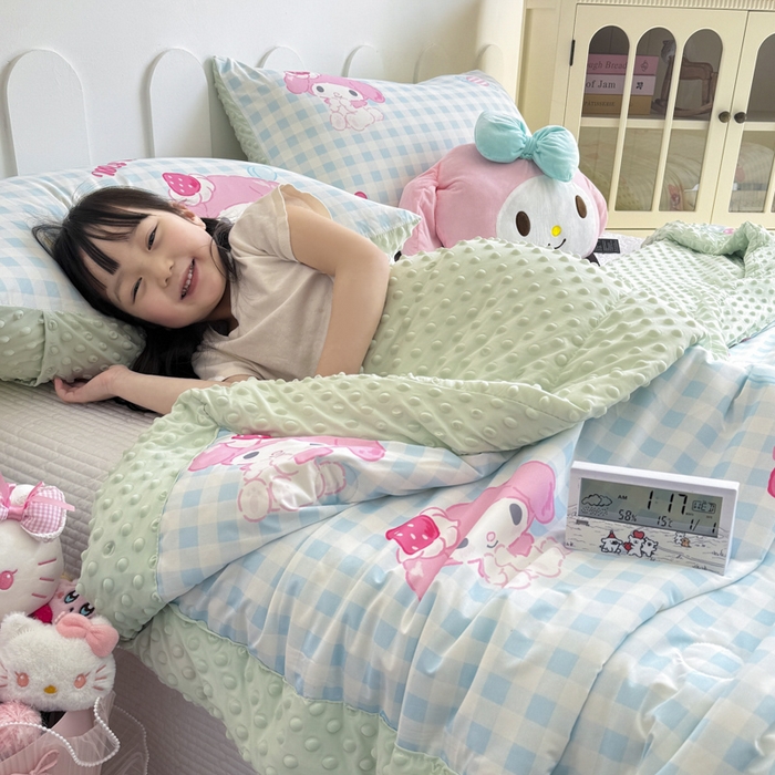 91家纺网 家纺一手货源 找家纺 花满路 2026新款儿童有氨凉感丝夏被夏凉被空调被 草莓美乐蒂