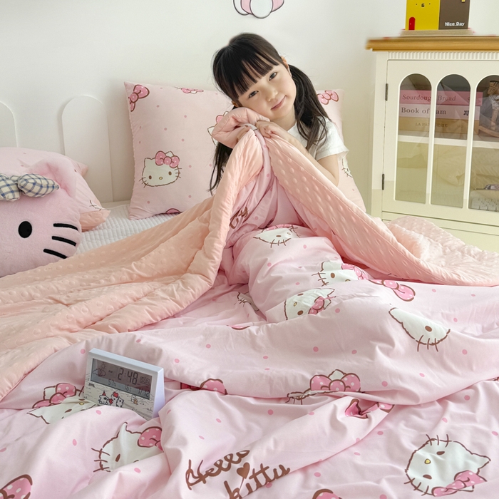 91家纺网 家纺一手货源 找家纺 花满路 2026新款儿童有氨凉感丝夏被夏凉被空调被 蜜糖kt