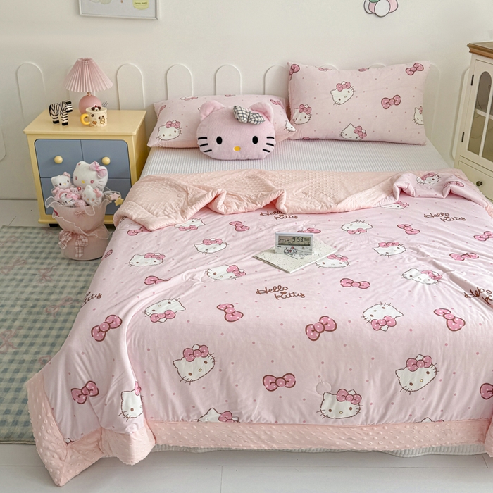 91家纺网 家纺一手货源 找家纺 花满路 2026新款儿童有氨凉感丝夏被夏凉被空调被 蜜糖kt