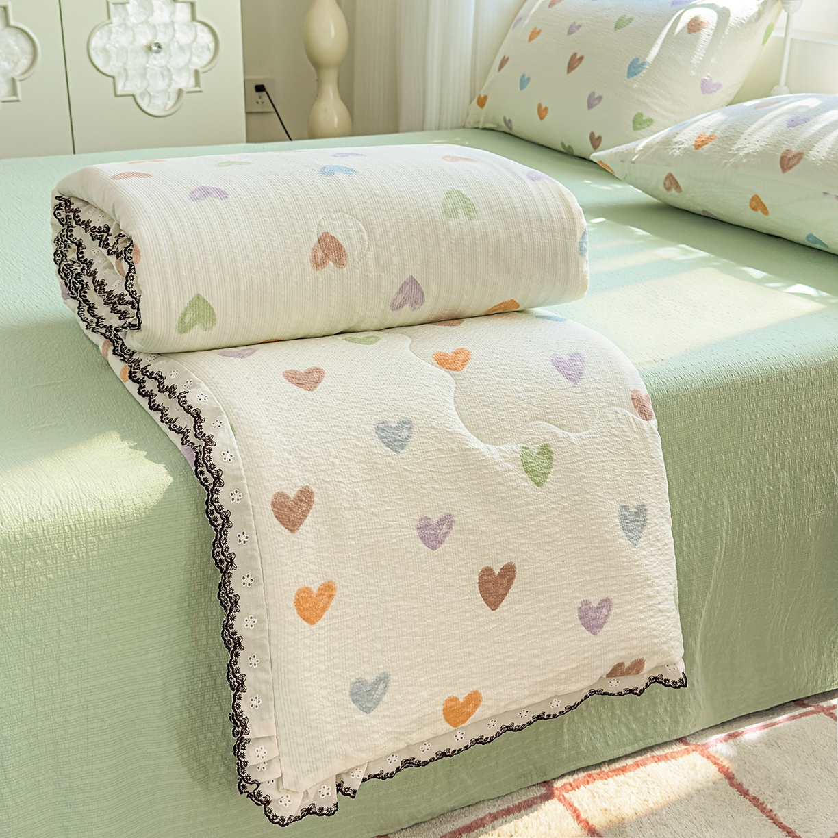 91家纺网 家纺一手货源 找家纺 眠势力 2026新款泡芙纱夏被四件套全棉花边空调被夏凉被薄被子 彩色爱心