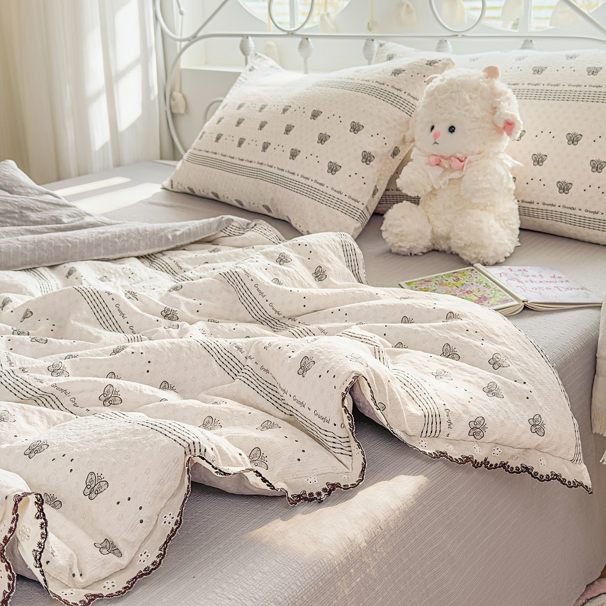 91家纺网 家纺一手货源 找家纺 眠势力 2026新款泡芙纱夏被四件套全棉花边空调被夏凉被薄被子 蝶语