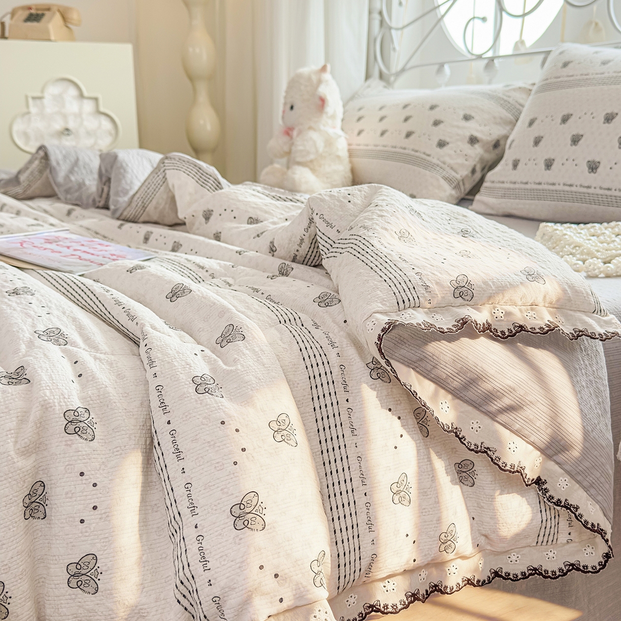 91家纺网 家纺一手货源 找家纺 眠势力 2026新款泡芙纱夏被四件套全棉花边空调被夏凉被薄被子 蝶语