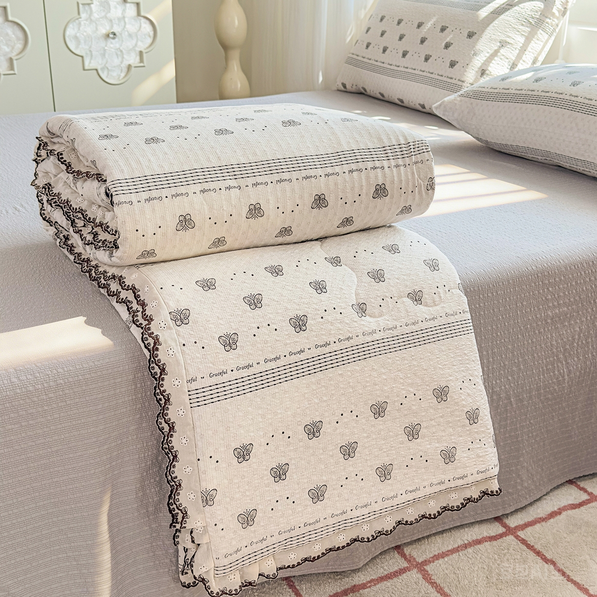 91家纺网 家纺一手货源 找家纺 眠势力 2026新款泡芙纱夏被四件套全棉花边空调被夏凉被薄被子 蝶语