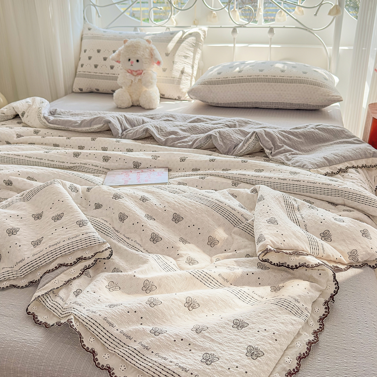 91家纺网 家纺一手货源 找家纺 眠势力 2026新款泡芙纱夏被四件套全棉花边空调被夏凉被薄被子 蝶语