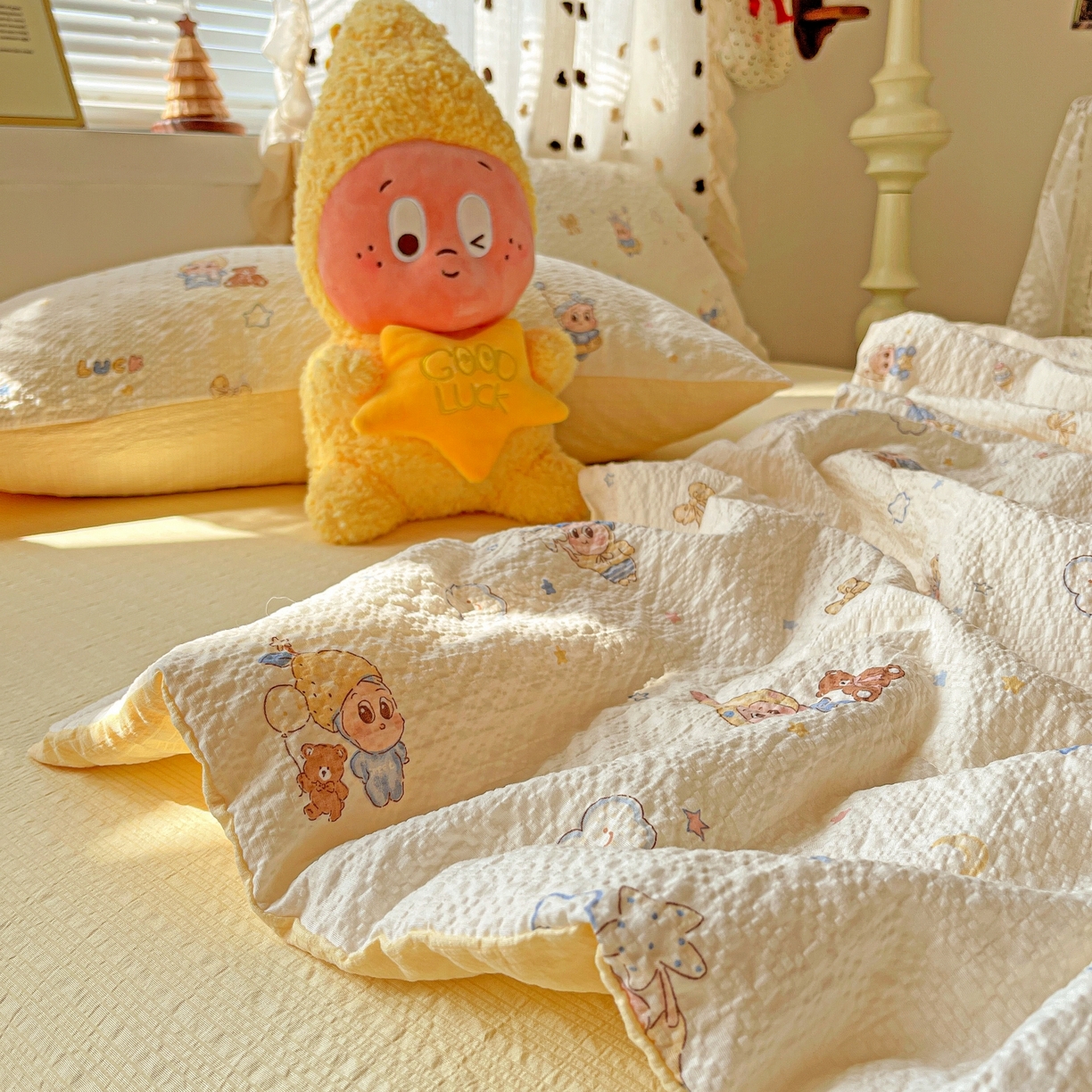 91家纺网 家纺一手货源 找家纺 一比一家纺 2026新款泡芙纱简款夏被四件套 摇摇星人