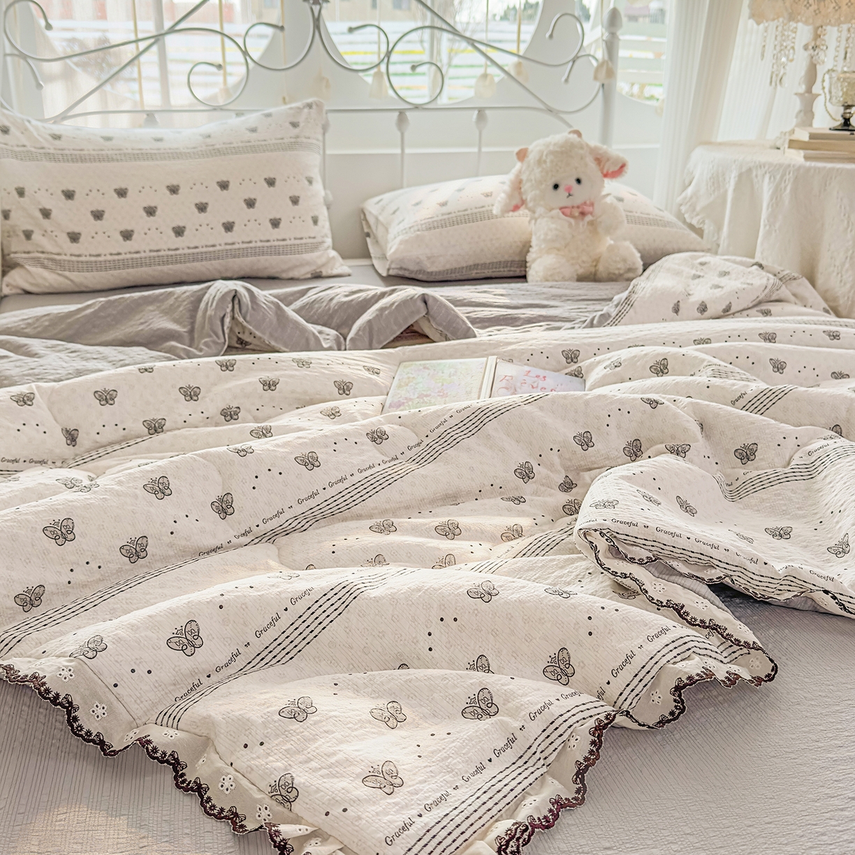 91家纺网 家纺一手货源 找家纺 眠势力 2026新款泡芙纱夏被四件套全棉花边空调被夏凉被薄被子 蝶语