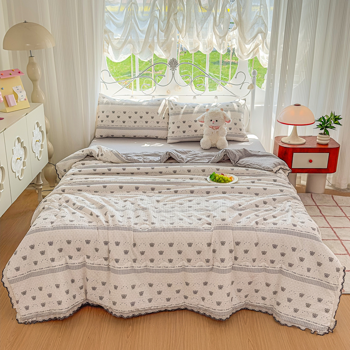 91家纺网 家纺一手货源 找家纺 眠势力 2026新款泡芙纱夏被四件套全棉花边空调被夏凉被薄被子 蝶语