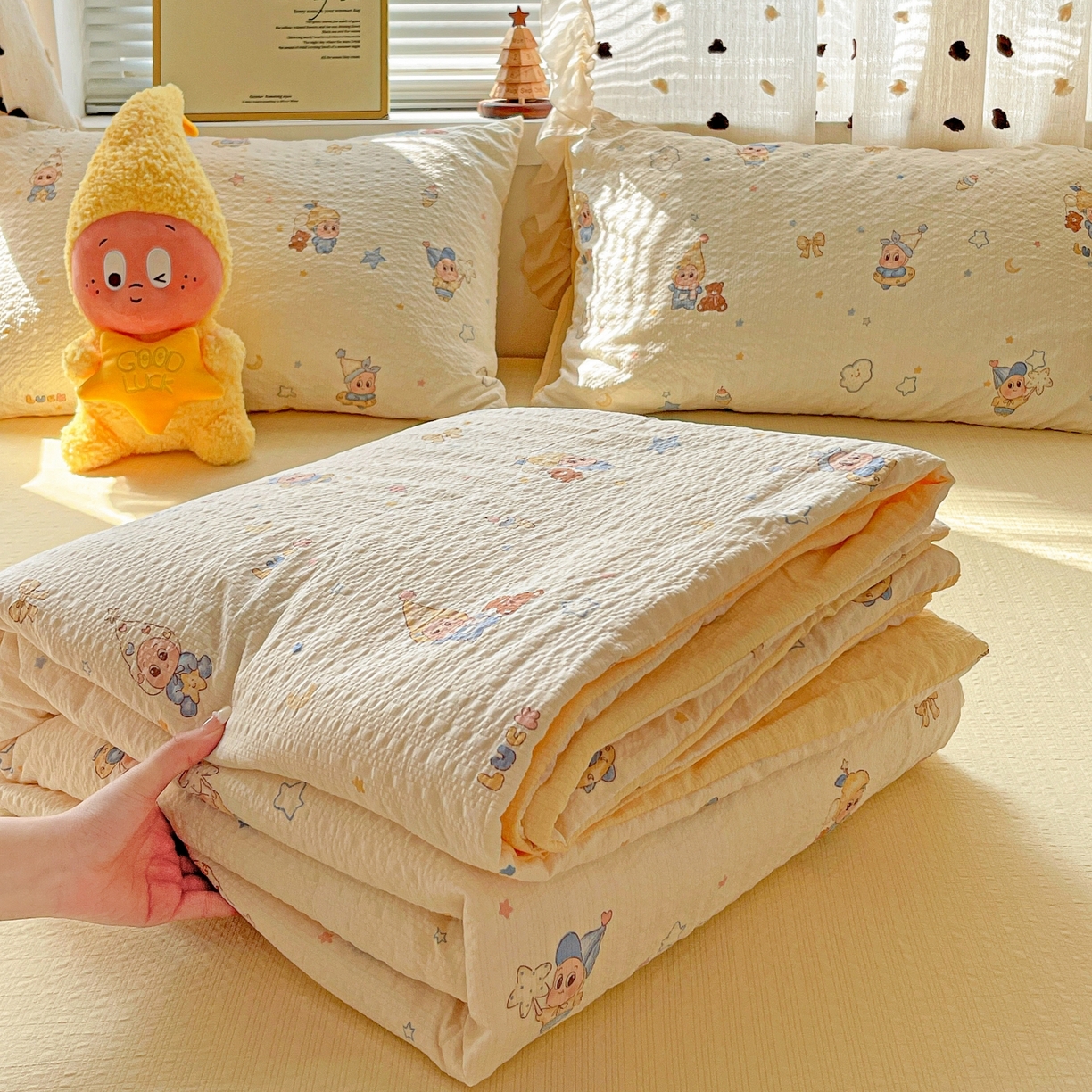 91家纺网 家纺一手货源 找家纺 一比一家纺 2026新款泡芙纱简款夏被四件套 摇摇星人