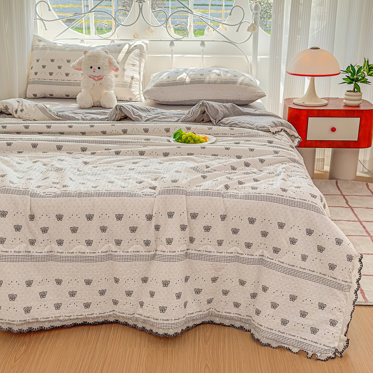 91家纺网 家纺一手货源 找家纺 眠势力 2026新款泡芙纱夏被四件套全棉花边空调被夏凉被薄被子 蝶语