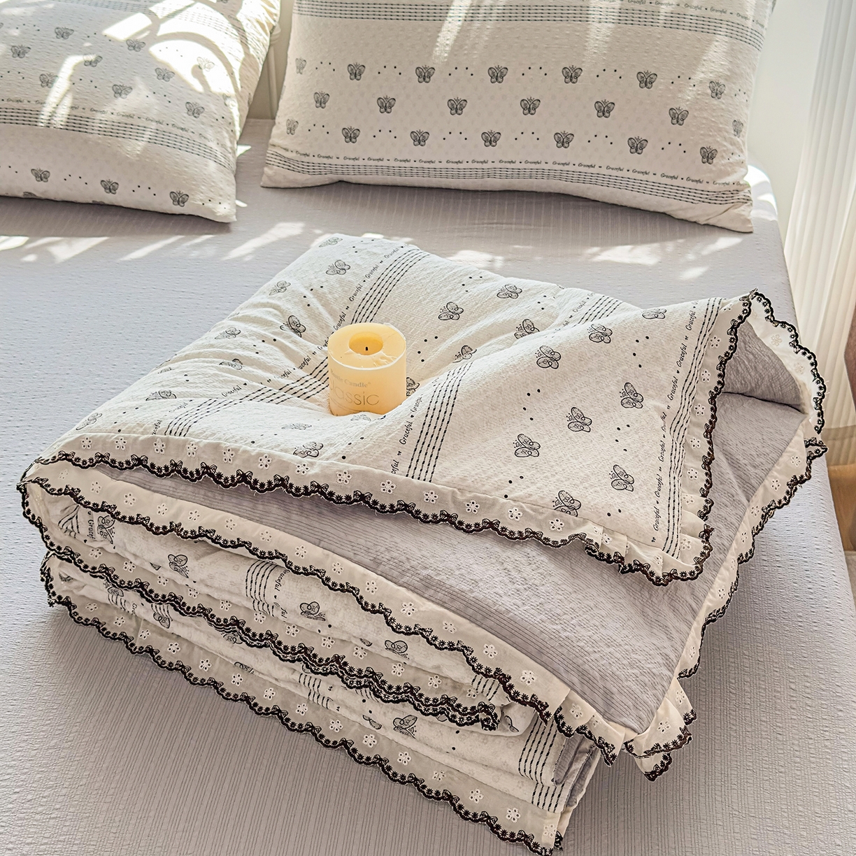 91家纺网 家纺一手货源 找家纺 眠势力 2026新款泡芙纱夏被四件套全棉花边空调被夏凉被薄被子 蝶语