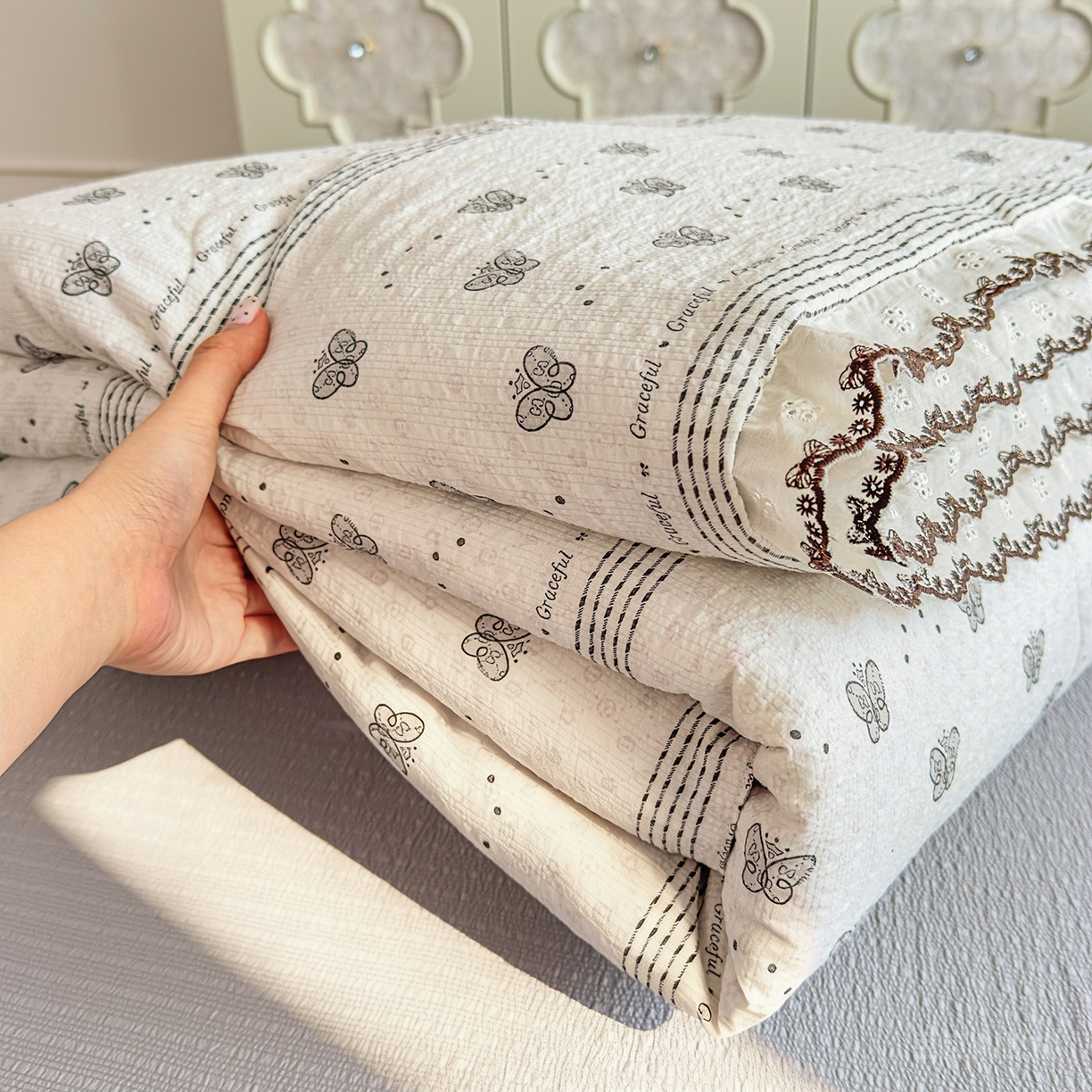 91家纺网 家纺一手货源 找家纺 眠势力 2026新款泡芙纱夏被四件套全棉花边空调被夏凉被薄被子 蝶语