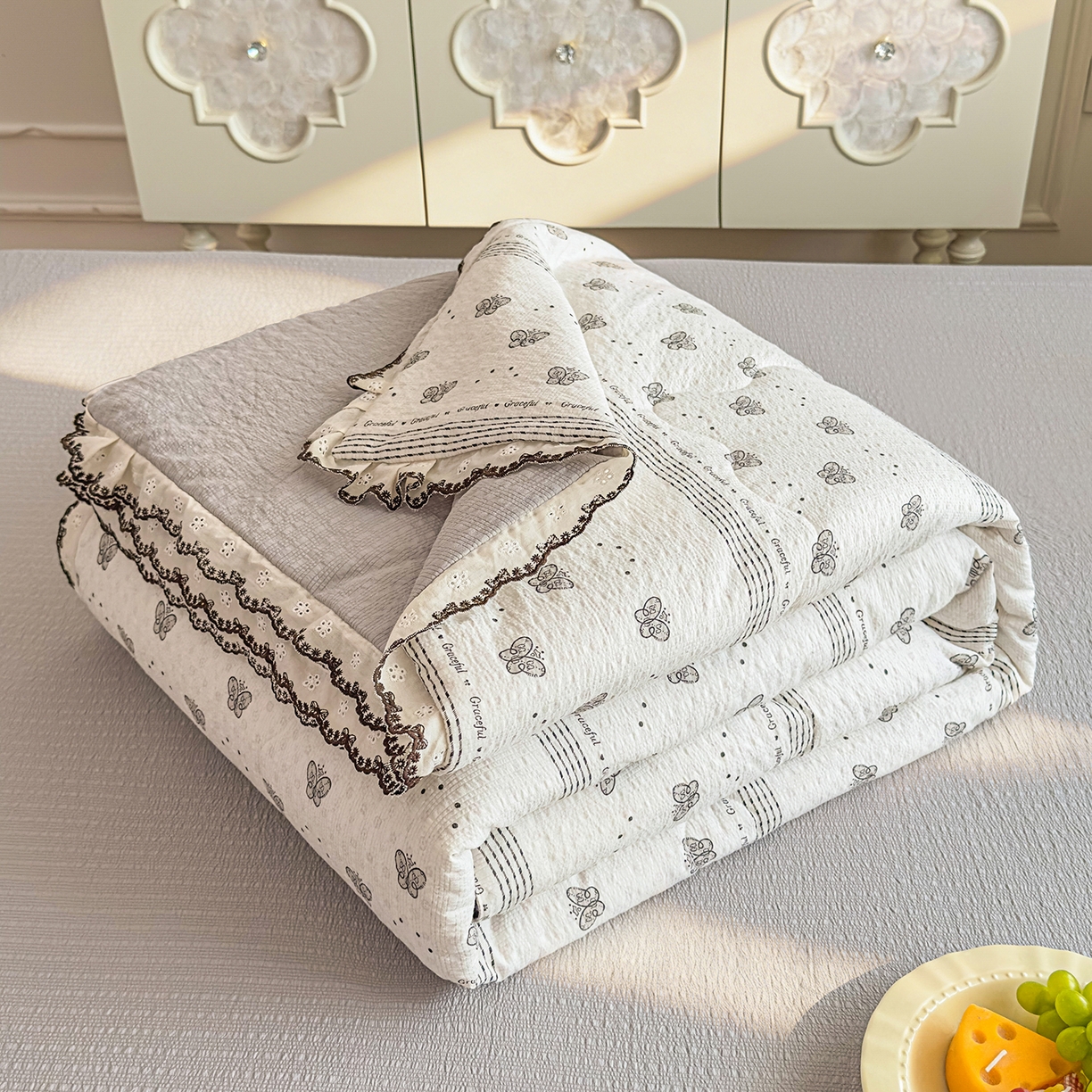 91家纺网 家纺一手货源 找家纺 眠势力 2026新款泡芙纱夏被四件套全棉花边空调被夏凉被薄被子 蝶语