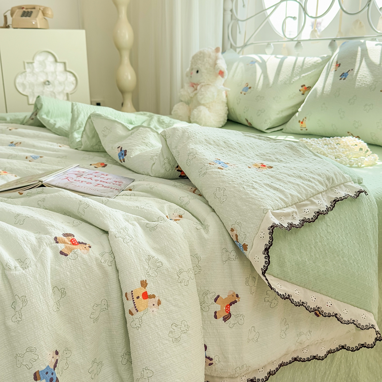 91家纺网 家纺一手货源 找家纺 眠势力 2026新款泡芙纱夏被四件套全棉花边空调被夏凉被薄被子 飞飞马