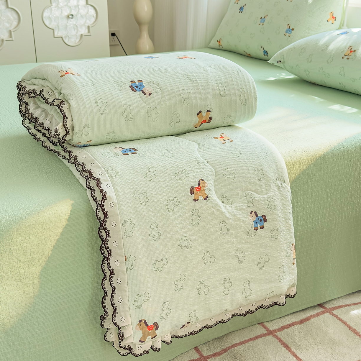 91家纺网 家纺一手货源 找家纺 眠势力 2026新款泡芙纱夏被四件套全棉花边空调被夏凉被薄被子 飞飞马