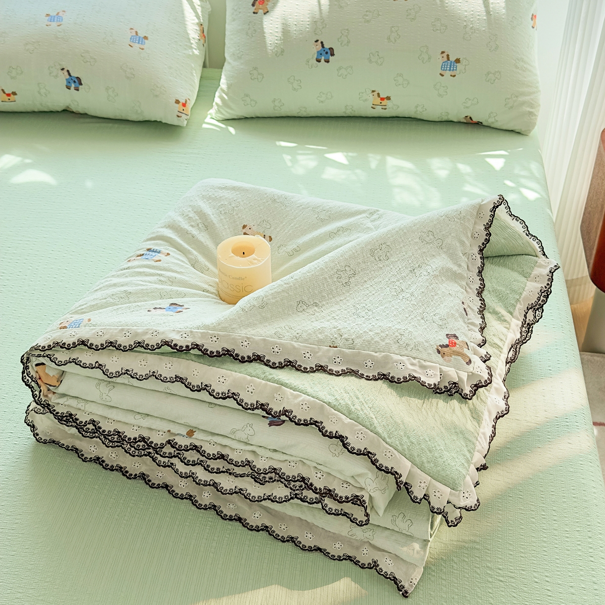 91家纺网 家纺一手货源 找家纺 眠势力 2026新款泡芙纱夏被四件套全棉花边空调被夏凉被薄被子 飞飞马