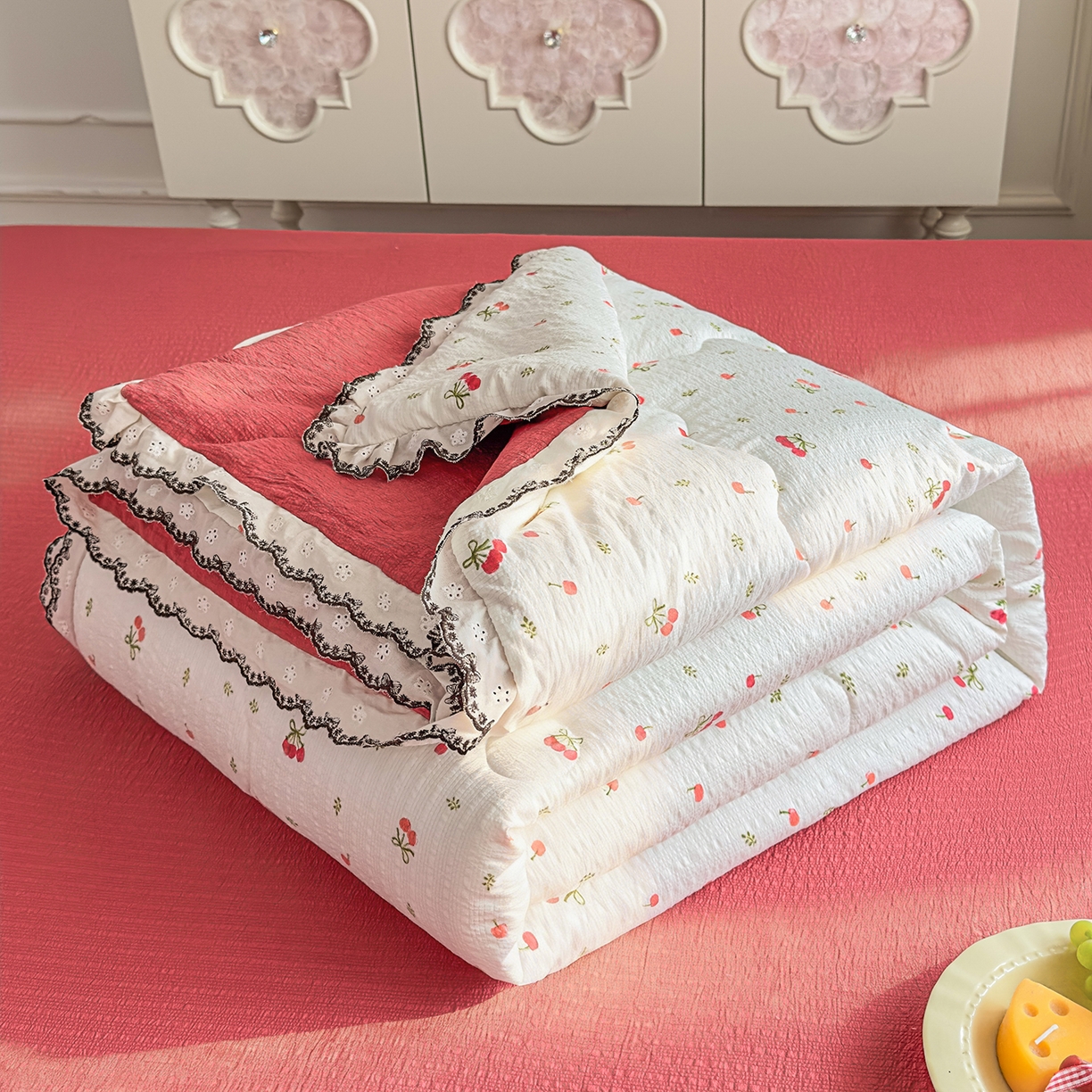 91家纺网 家纺一手货源 找家纺 眠势力 2026新款泡芙纱夏被四件套全棉花边空调被夏凉被薄被子 红果