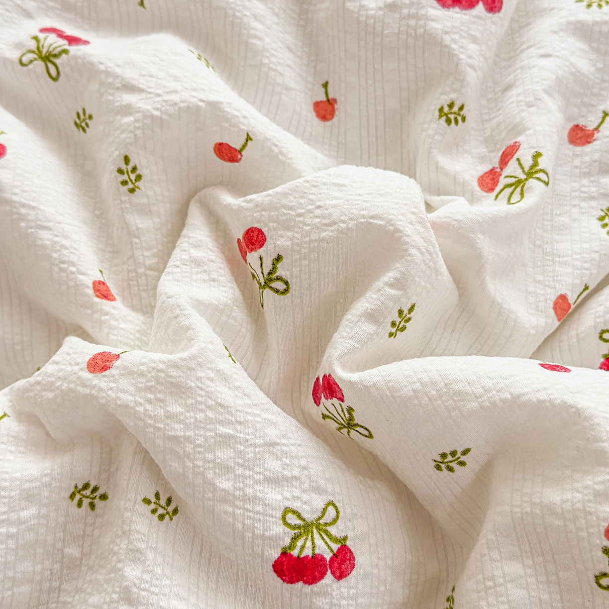 91家纺网 家纺一手货源 找家纺 眠势力 2026新款泡芙纱夏被四件套全棉花边空调被夏凉被薄被子 红果