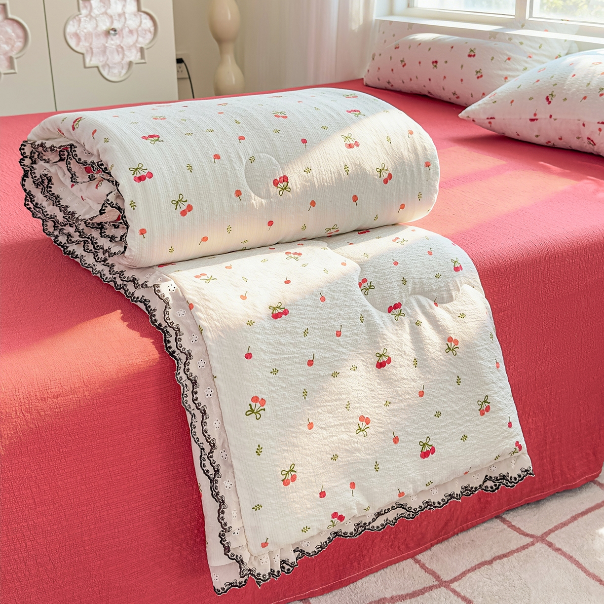91家纺网 家纺一手货源 找家纺 眠势力 2026新款泡芙纱夏被四件套全棉花边空调被夏凉被薄被子 红果