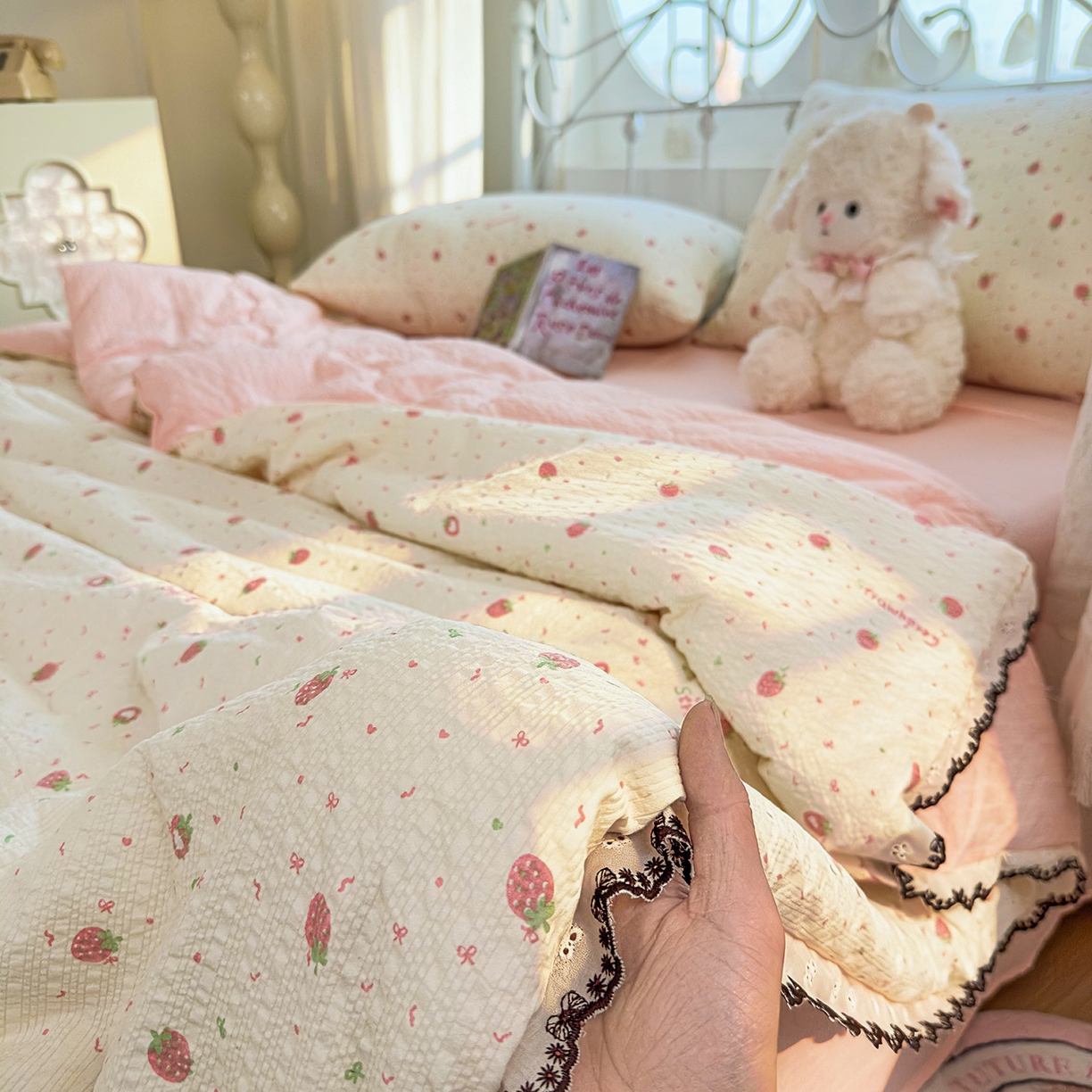 91家纺网 家纺一手货源 找家纺 眠势力 2026新款泡芙纱夏被四件套全棉花边空调被夏凉被薄被子 美莓果