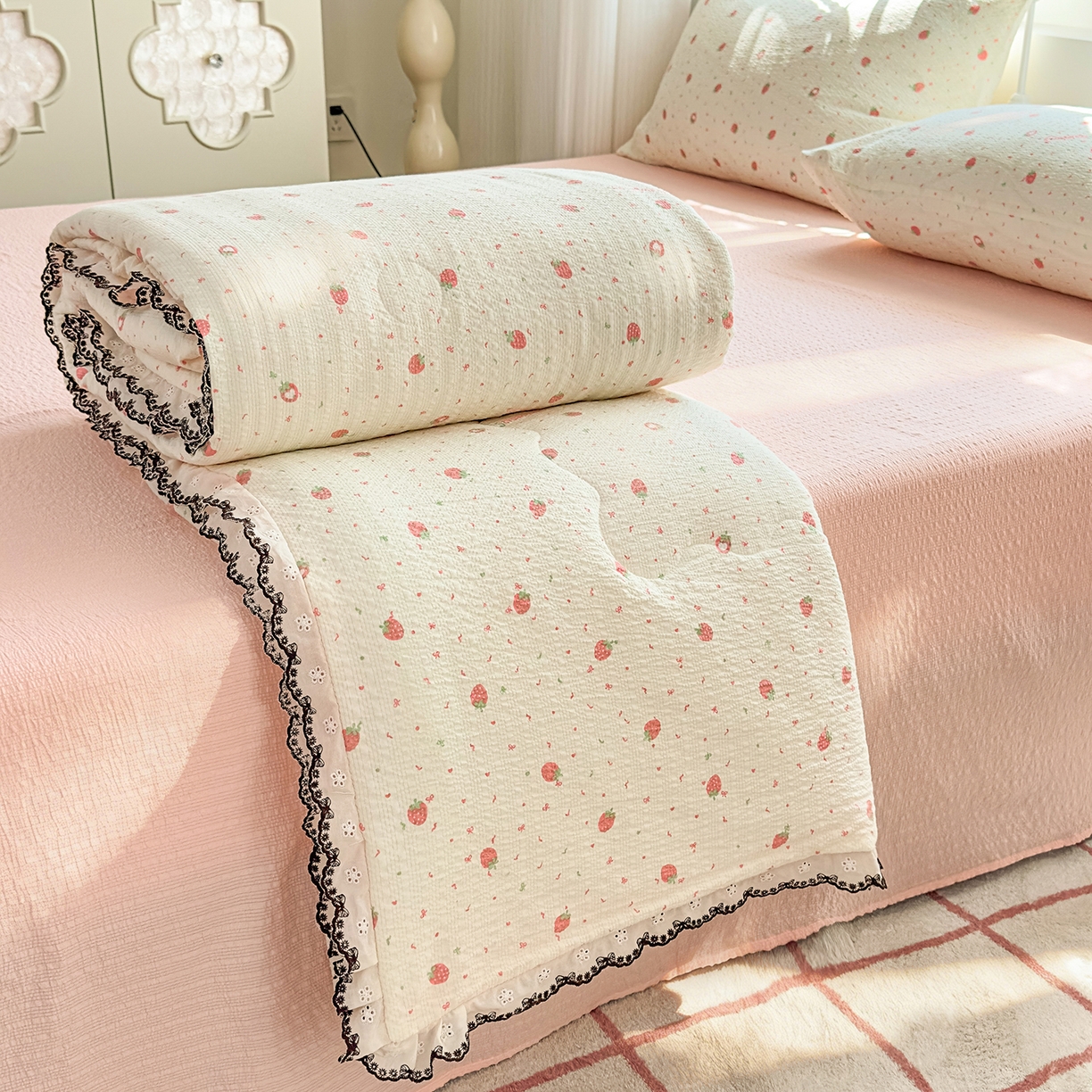 91家纺网 家纺一手货源 找家纺 眠势力 2026新款泡芙纱夏被四件套全棉花边空调被夏凉被薄被子 美莓果