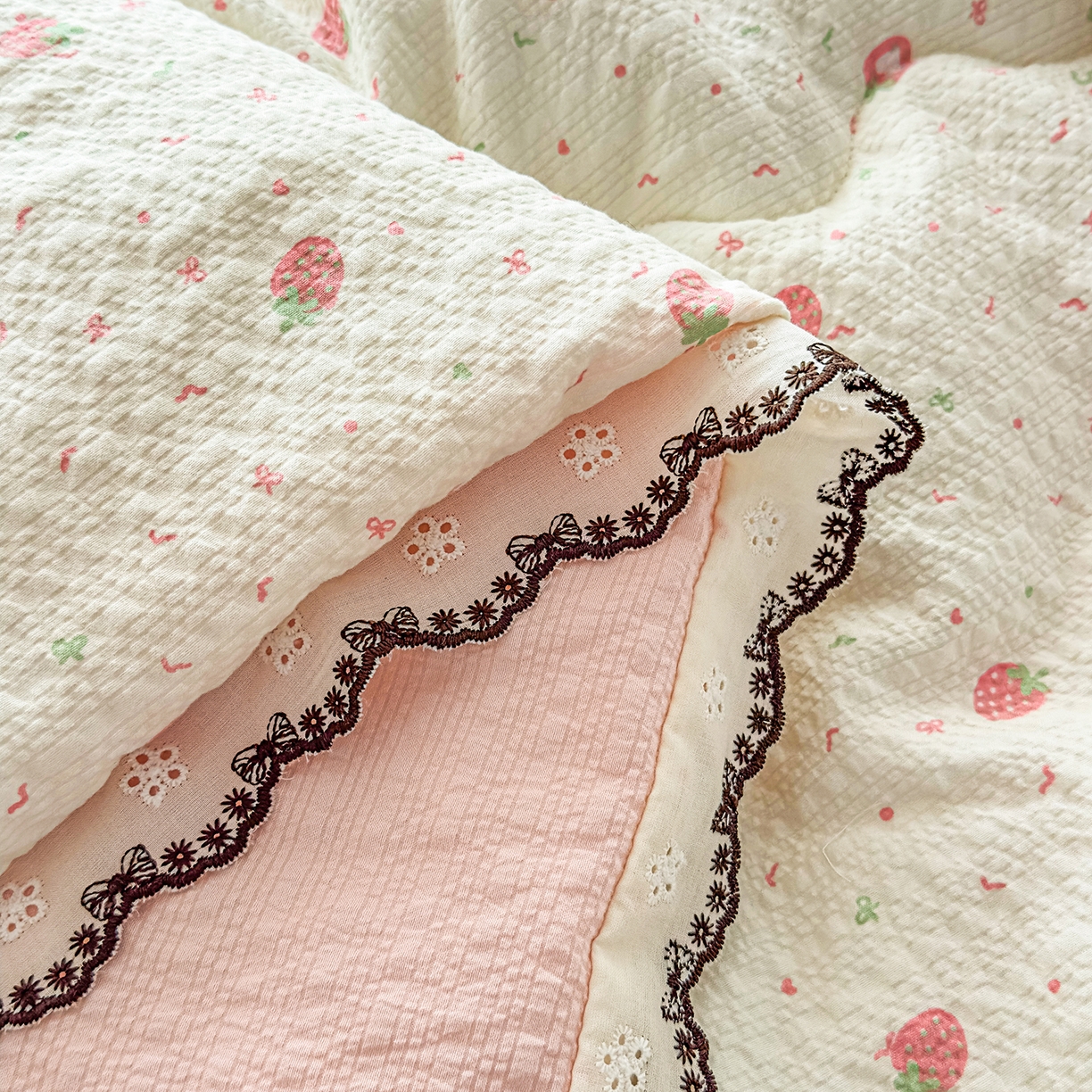 91家纺网 家纺一手货源 找家纺 眠势力 2026新款泡芙纱夏被四件套全棉花边空调被夏凉被薄被子 美莓果