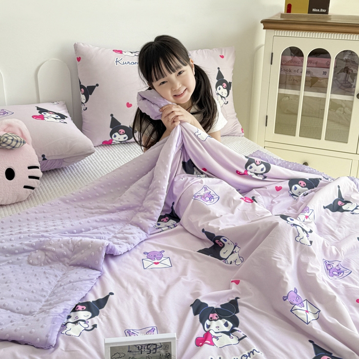 91家纺网 家纺一手货源 找家纺 花满路 2026新款儿童有氨凉感丝夏被夏凉被空调被 甜酷库洛米