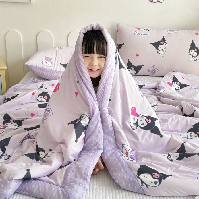 91家纺网 家纺一手货源 找家纺 花满路 2026新款儿童有氨凉感丝夏被夏凉被空调被 甜酷库洛米