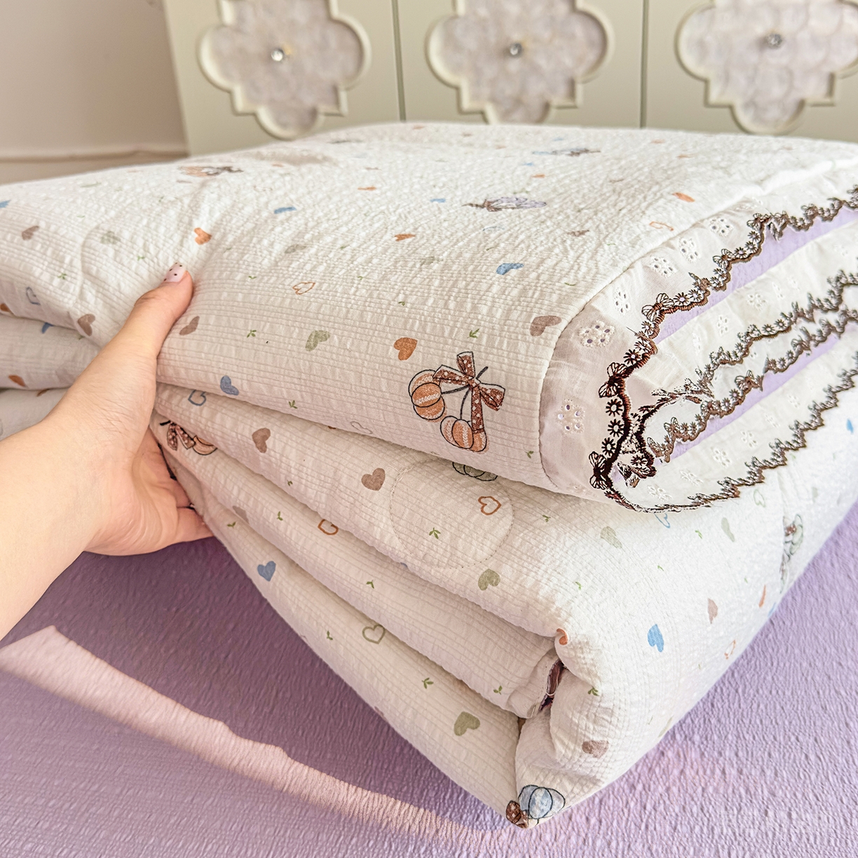 91家纺网 家纺一手货源 找家纺 眠势力 2026新款泡芙纱夏被四件套全棉花边空调被夏凉被薄被子 泡芙甜心