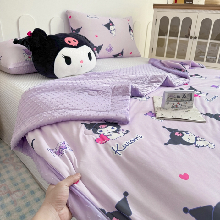 91家纺网 家纺一手货源 找家纺 花满路 2026新款儿童有氨凉感丝夏被夏凉被空调被 甜酷库洛米