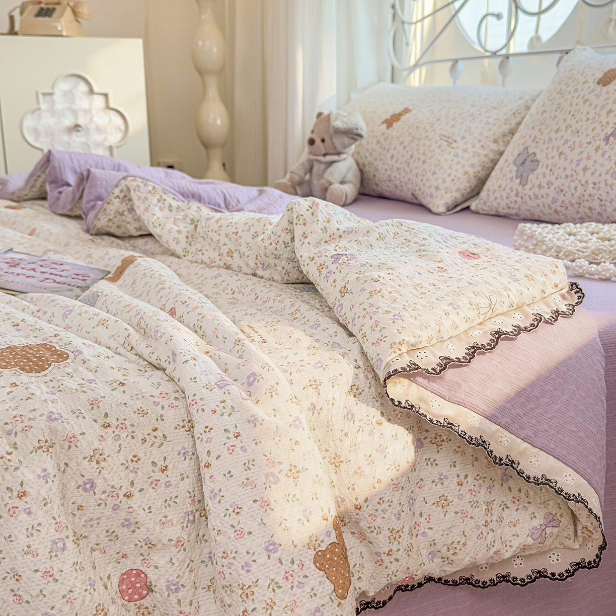 91家纺网 家纺一手货源 找家纺 眠势力 2026新款泡芙纱夏被四件套全棉花边空调被夏凉被薄被子 曲奇小熊