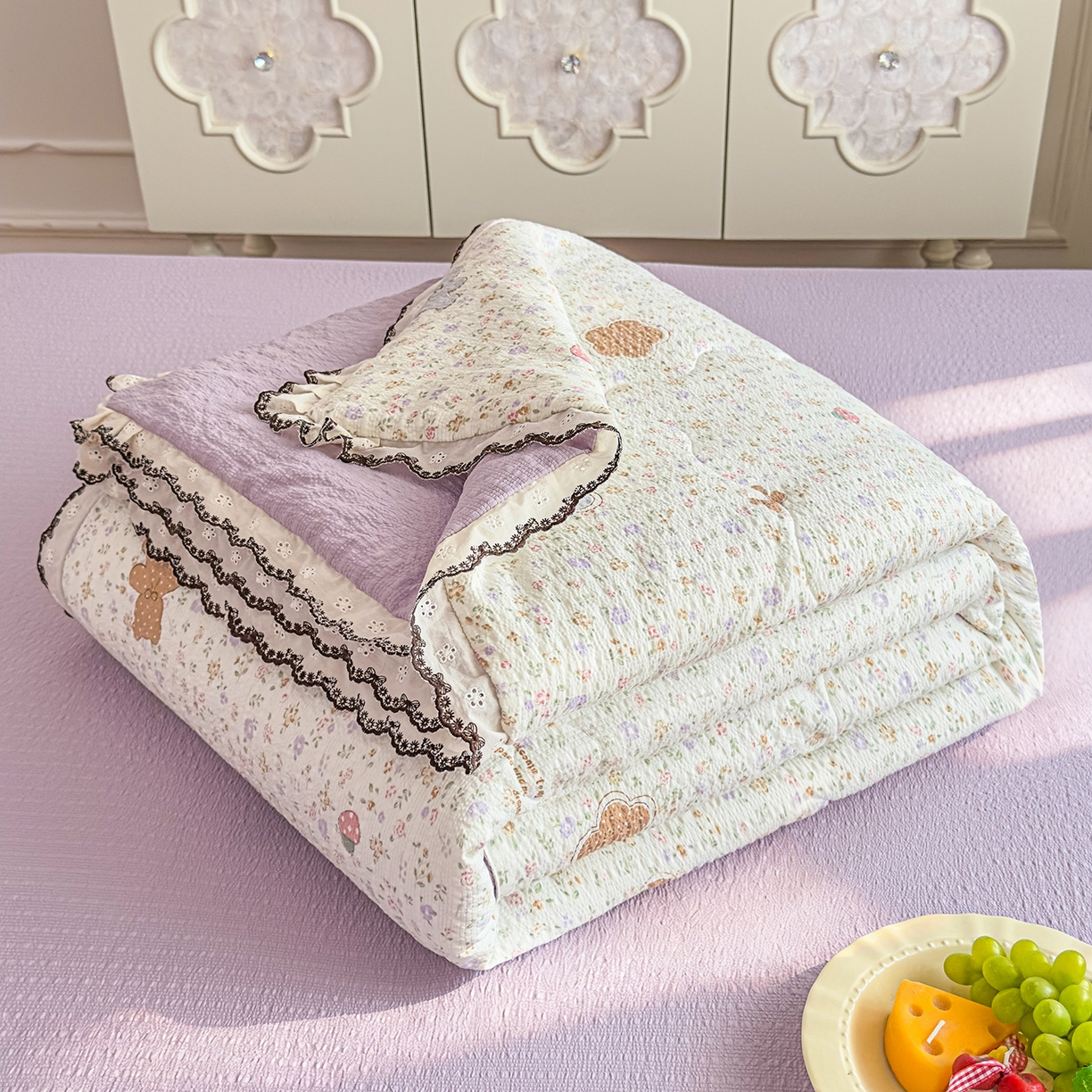 91家纺网 家纺一手货源 找家纺 眠势力 2026新款泡芙纱夏被四件套全棉花边空调被夏凉被薄被子 曲奇小熊