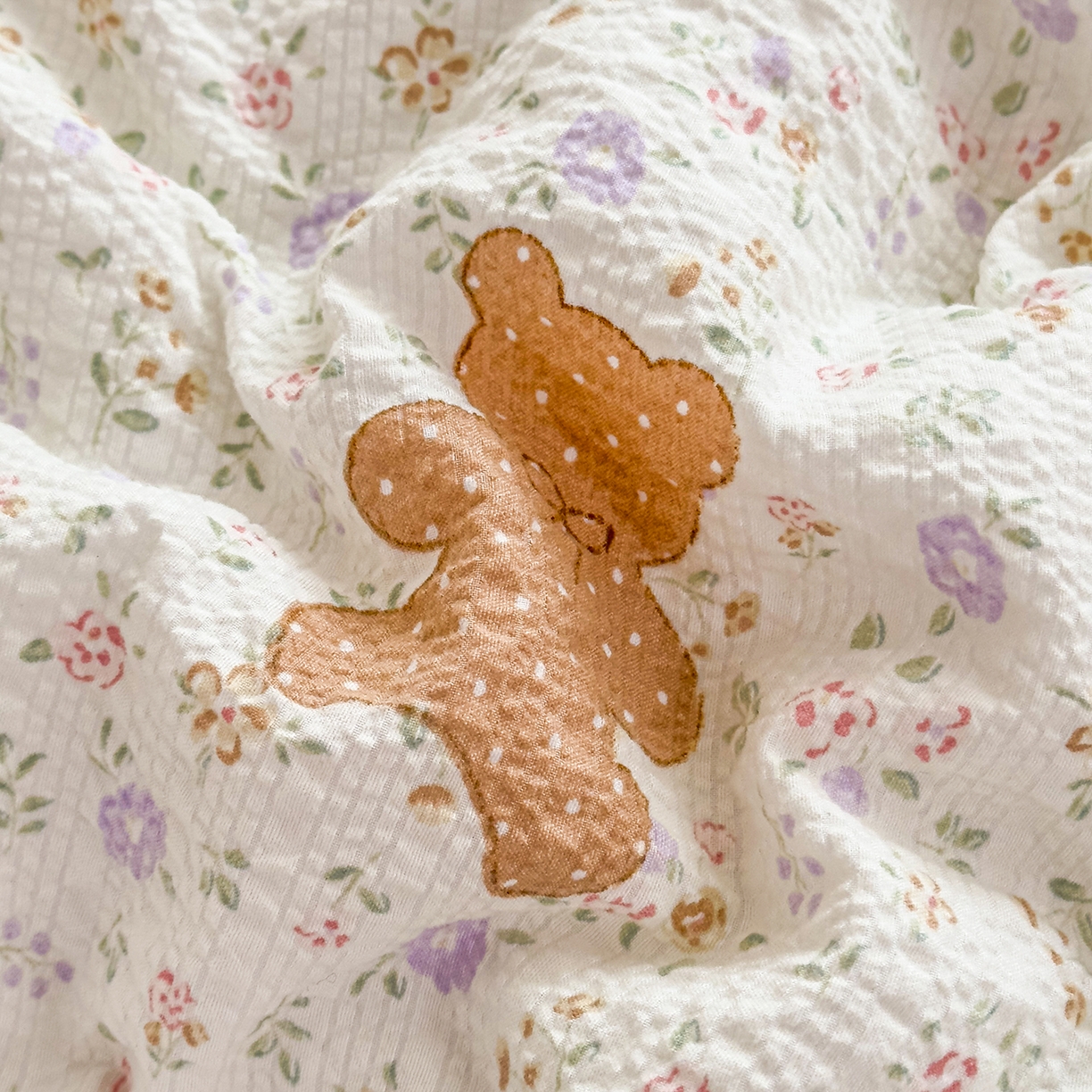 91家纺网 家纺一手货源 找家纺 眠势力 2026新款泡芙纱夏被四件套全棉花边空调被夏凉被薄被子 曲奇小熊