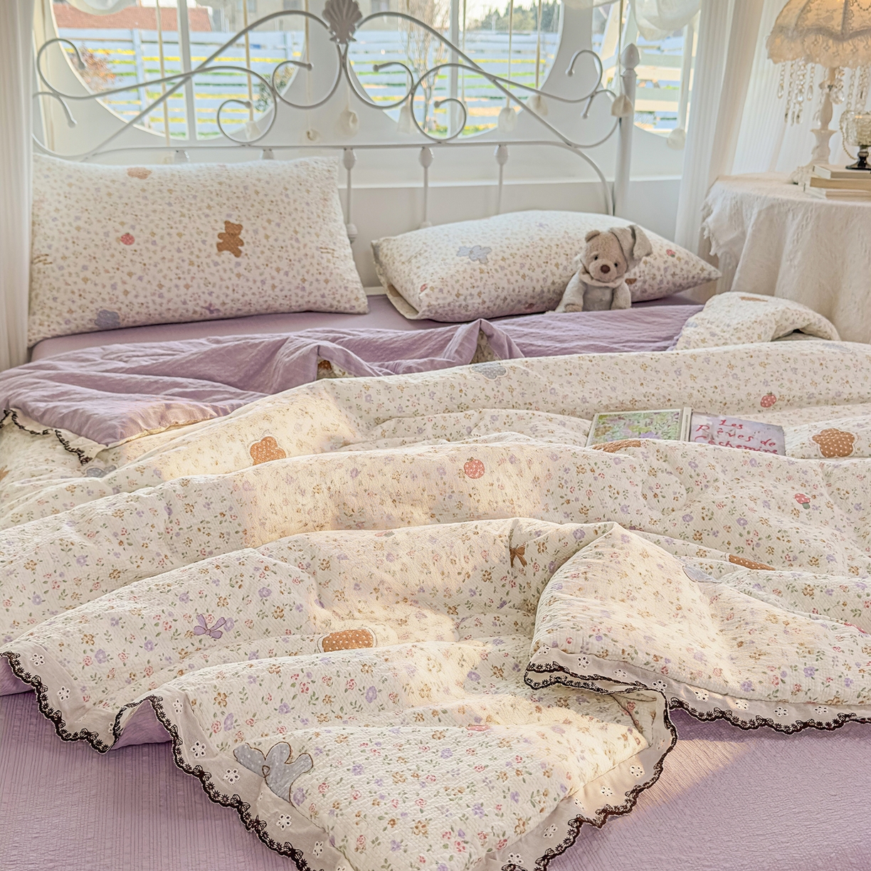 91家纺网 家纺一手货源 找家纺 眠势力 2026新款泡芙纱夏被四件套全棉花边空调被夏凉被薄被子 曲奇小熊