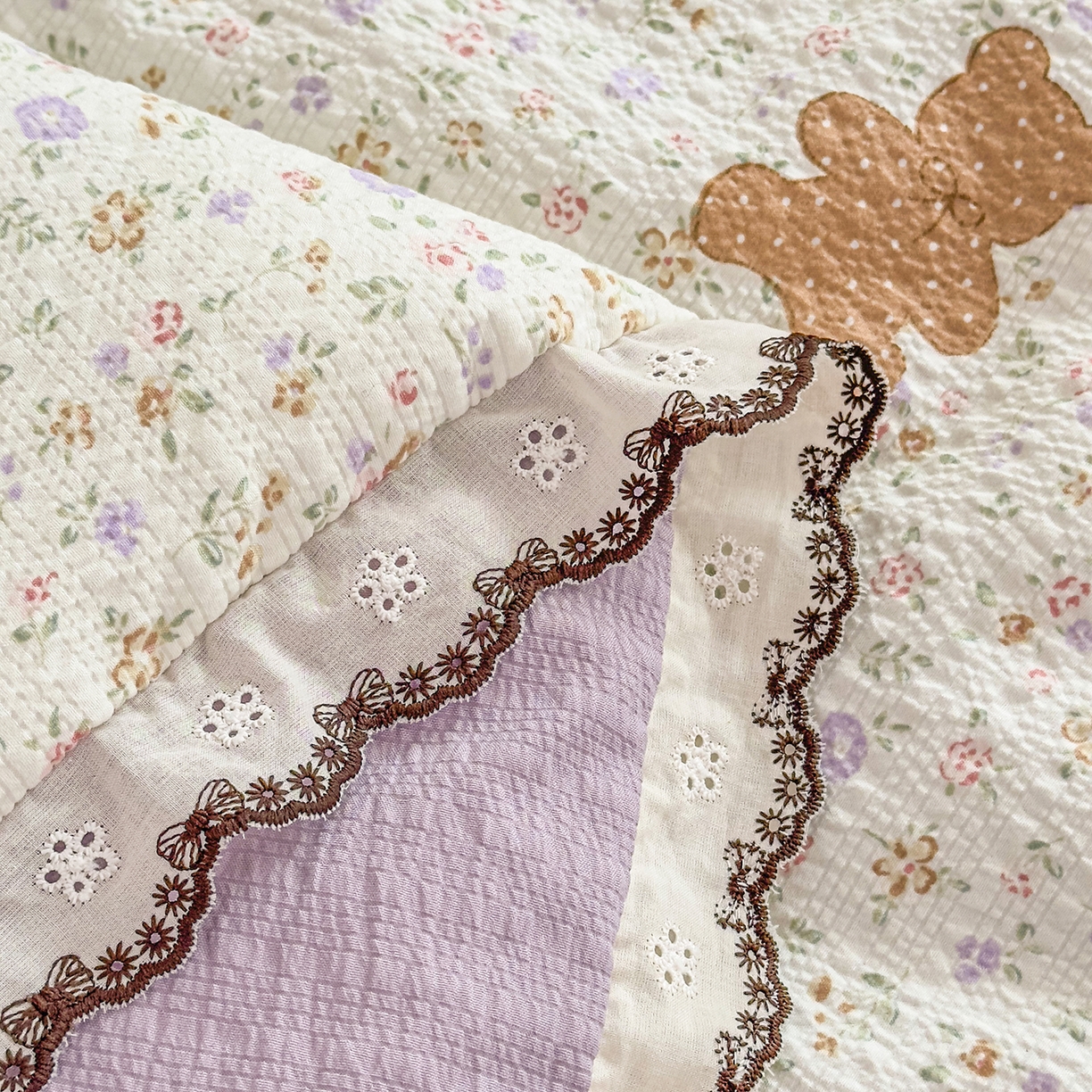 91家纺网 家纺一手货源 找家纺 眠势力 2026新款泡芙纱夏被四件套全棉花边空调被夏凉被薄被子 曲奇小熊