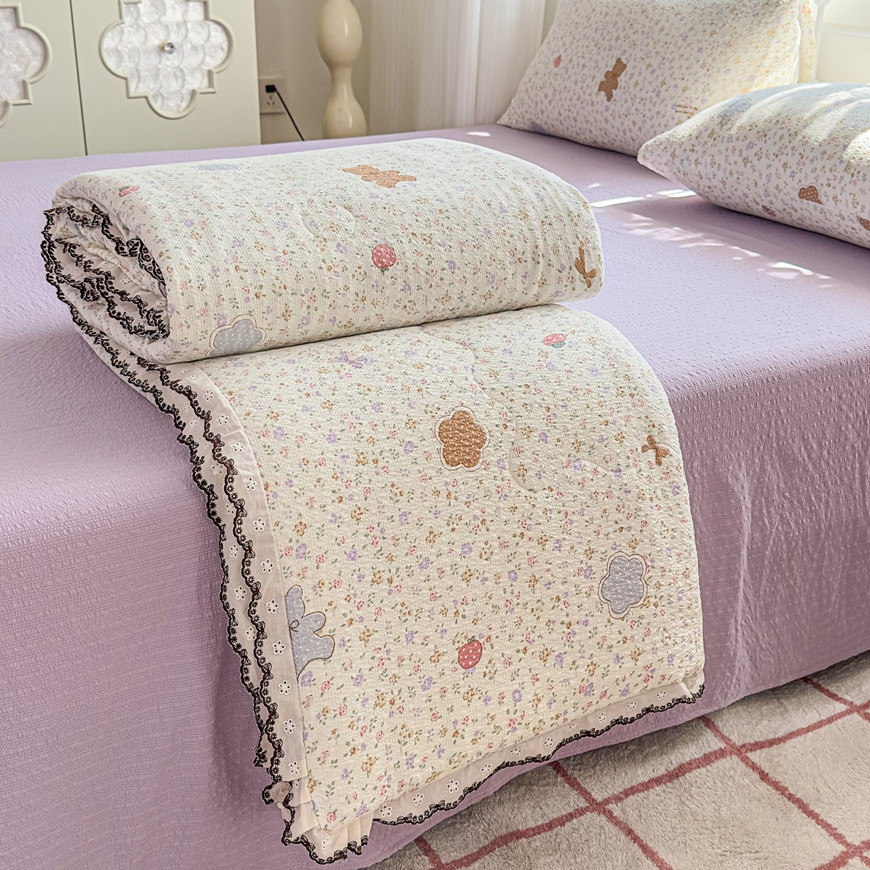 91家纺网 家纺一手货源 找家纺 眠势力 2026新款泡芙纱夏被四件套全棉花边空调被夏凉被薄被子 曲奇小熊