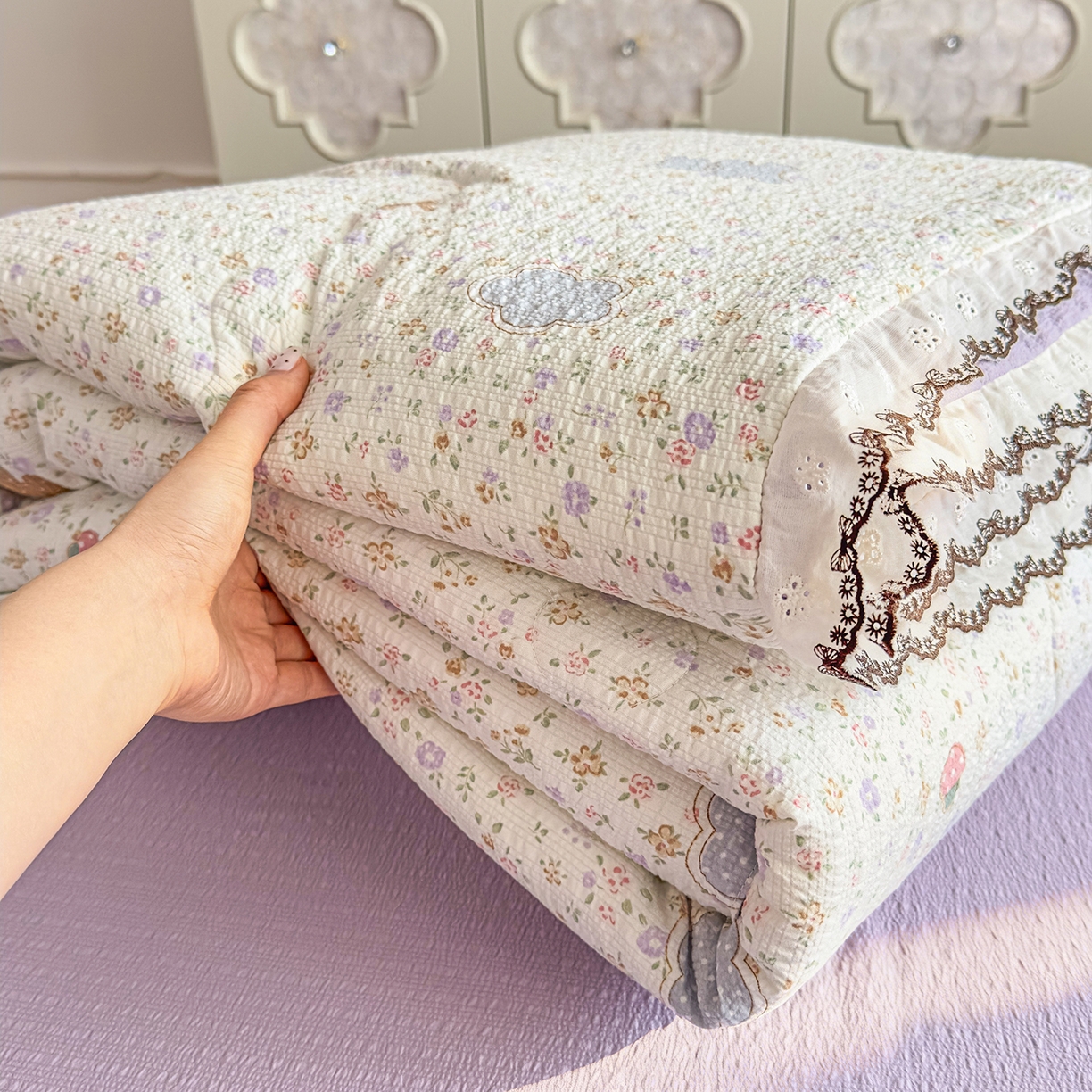 91家纺网 家纺一手货源 找家纺 眠势力 2026新款泡芙纱夏被四件套全棉花边空调被夏凉被薄被子 曲奇小熊