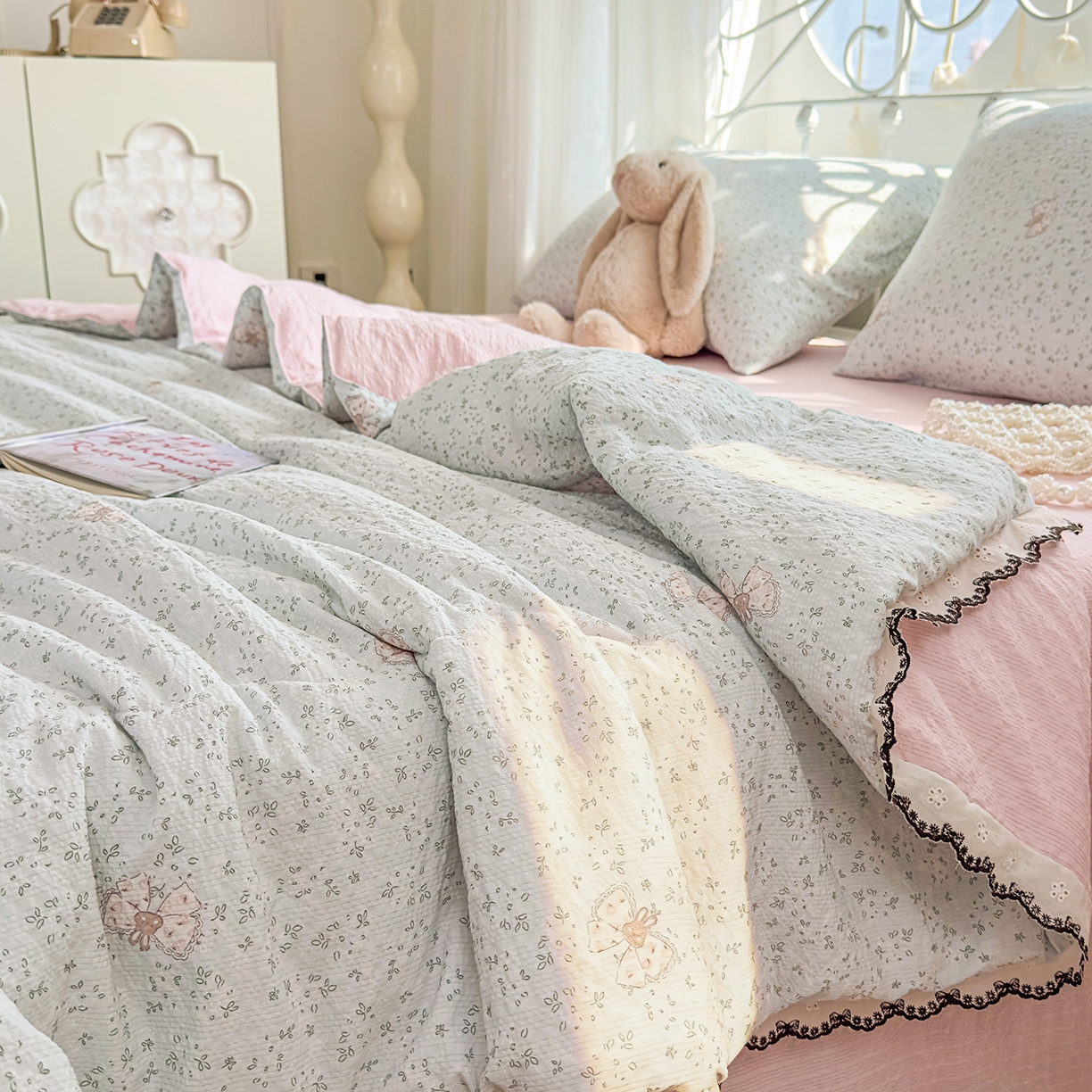 91家纺网 家纺一手货源 找家纺 眠势力 2026新款泡芙纱夏被四件套全棉花边空调被夏凉被薄被子 兔小妹