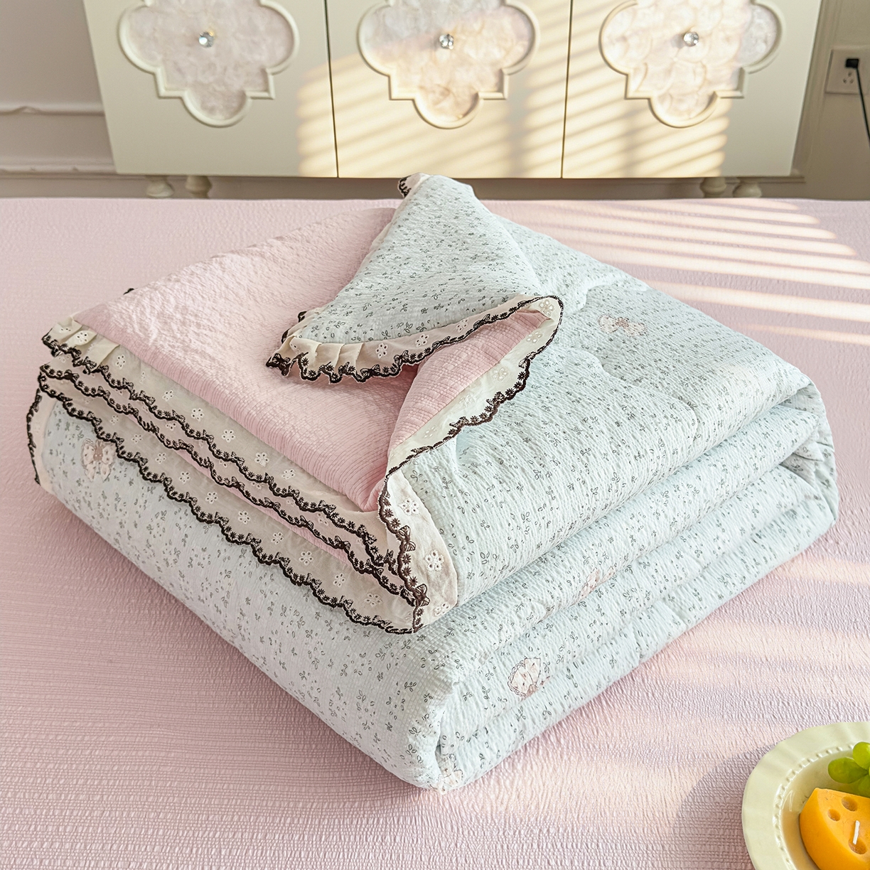 91家纺网 家纺一手货源 找家纺 眠势力 2026新款泡芙纱夏被四件套全棉花边空调被夏凉被薄被子 兔小妹