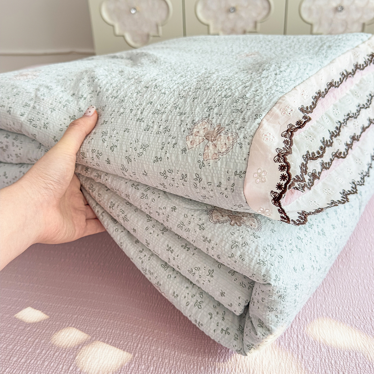 91家纺网 家纺一手货源 找家纺 眠势力 2026新款泡芙纱夏被四件套全棉花边空调被夏凉被薄被子 兔小妹