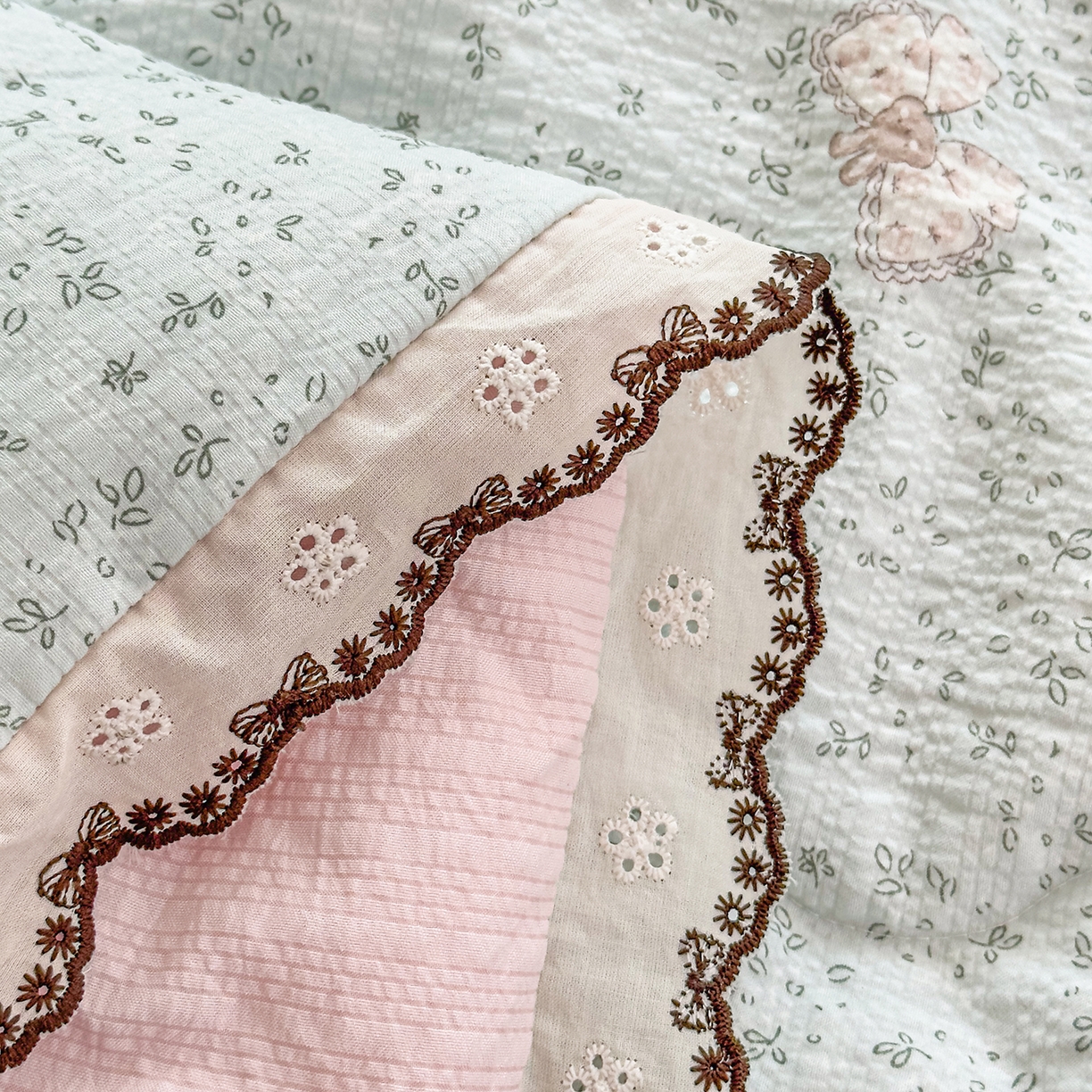 91家纺网 家纺一手货源 找家纺 眠势力 2026新款泡芙纱夏被四件套全棉花边空调被夏凉被薄被子 兔小妹