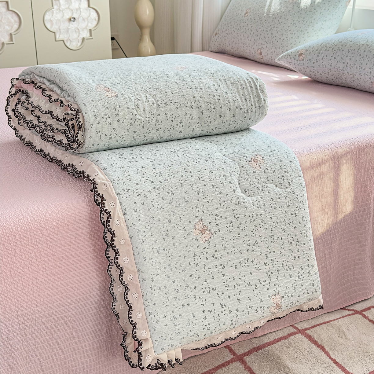 91家纺网 家纺一手货源 找家纺 眠势力 2026新款泡芙纱夏被四件套全棉花边空调被夏凉被薄被子 兔小妹