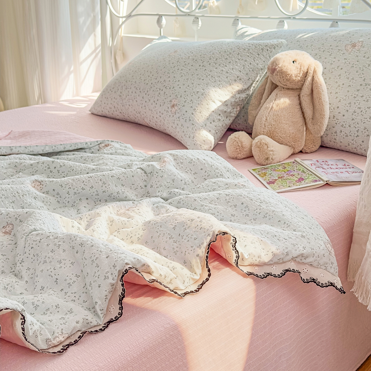 91家纺网 家纺一手货源 找家纺 眠势力 2026新款泡芙纱夏被四件套全棉花边空调被夏凉被薄被子 兔小妹