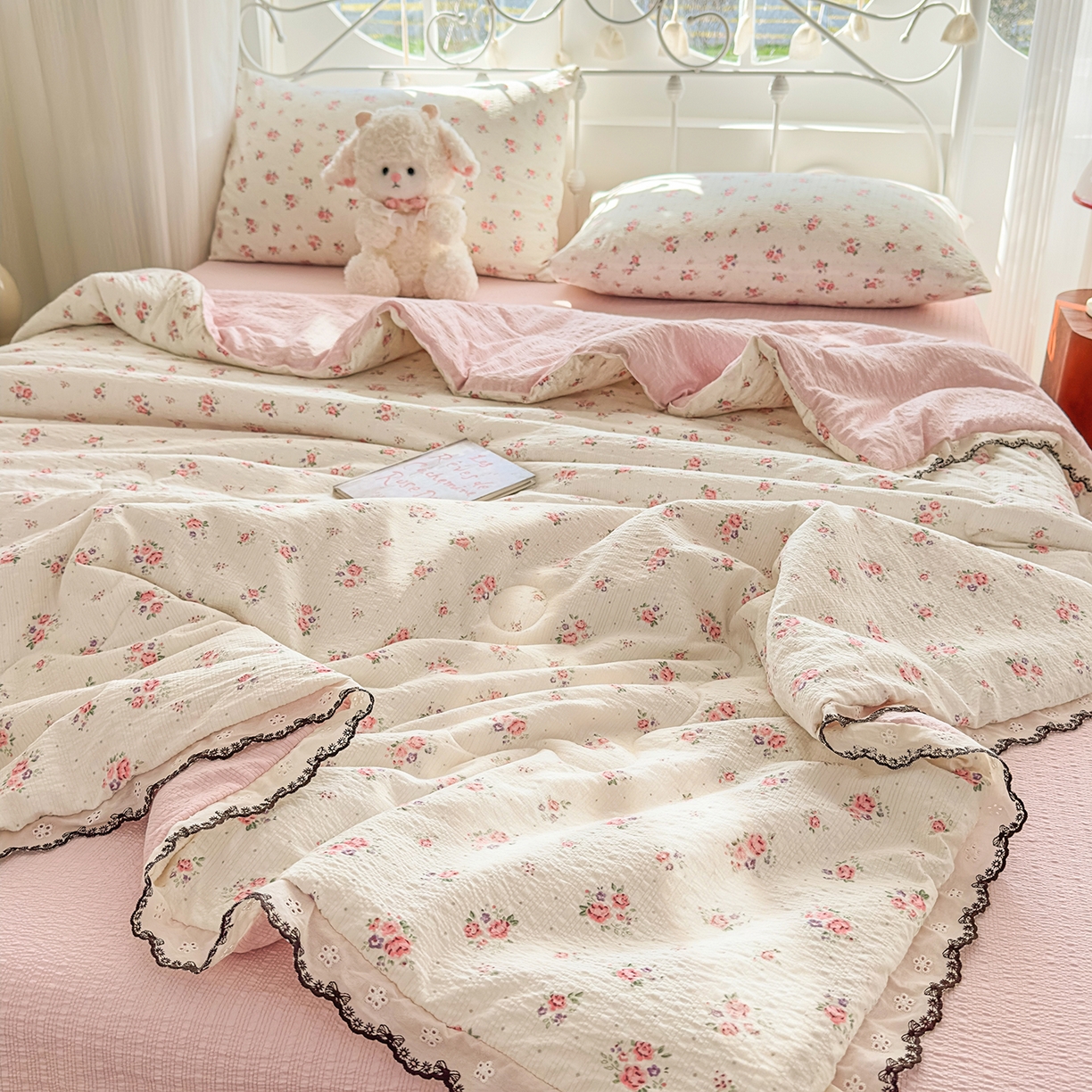 91家纺网 家纺一手货源 找家纺 眠势力 2026新款泡芙纱夏被四件套全棉花边空调被夏凉被薄被子 遇见花开