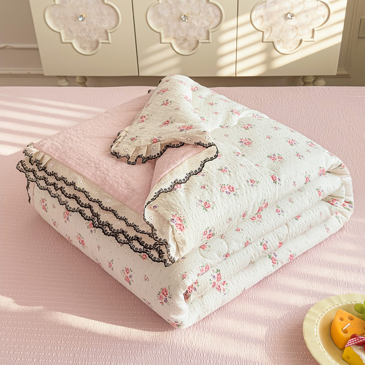 91家纺网 家纺一手货源 找家纺 眠势力 2026新款泡芙纱夏被四件套全棉花边空调被夏凉被薄被子 遇见花开