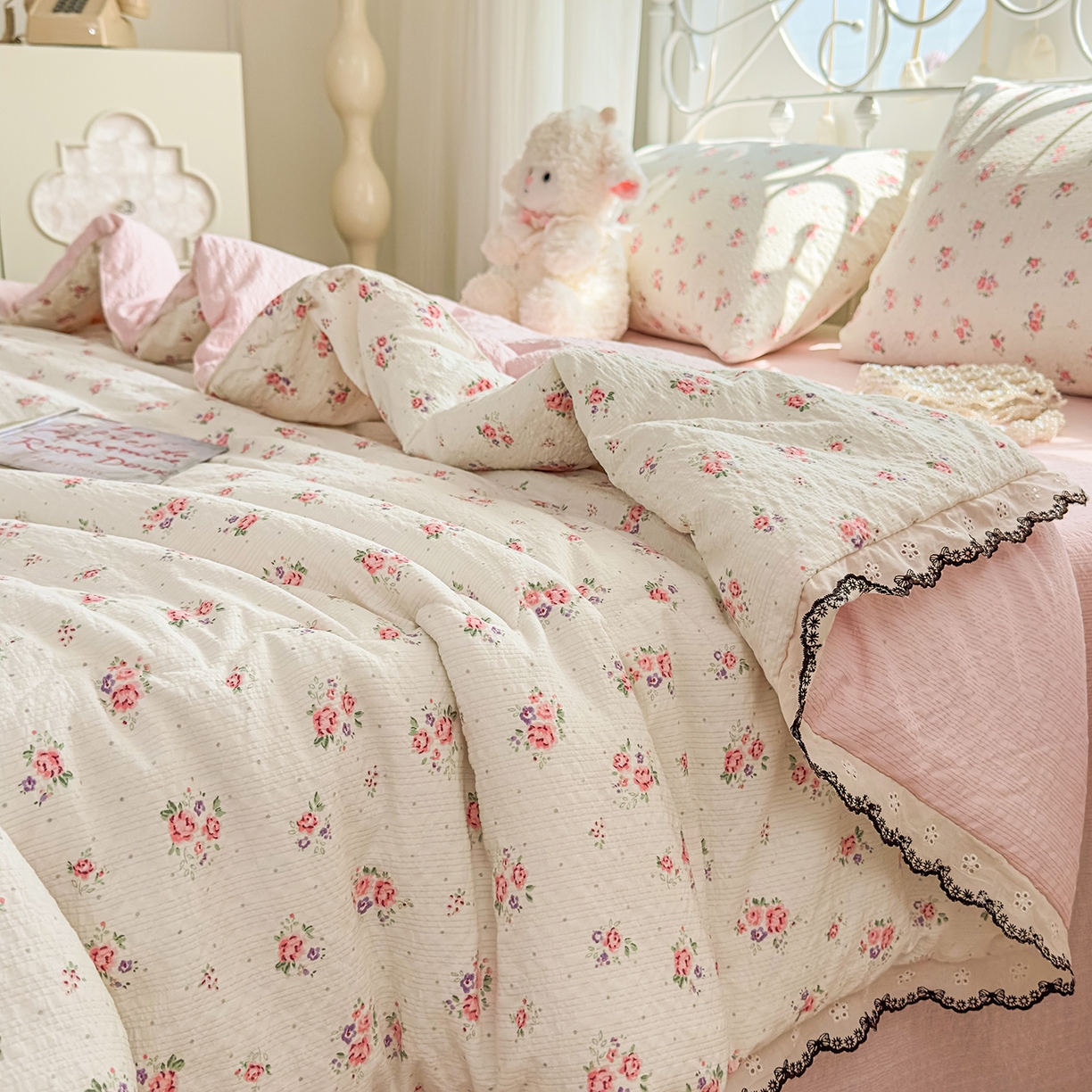 91家纺网 家纺一手货源 找家纺 眠势力 2026新款泡芙纱夏被四件套全棉花边空调被夏凉被薄被子 遇见花开