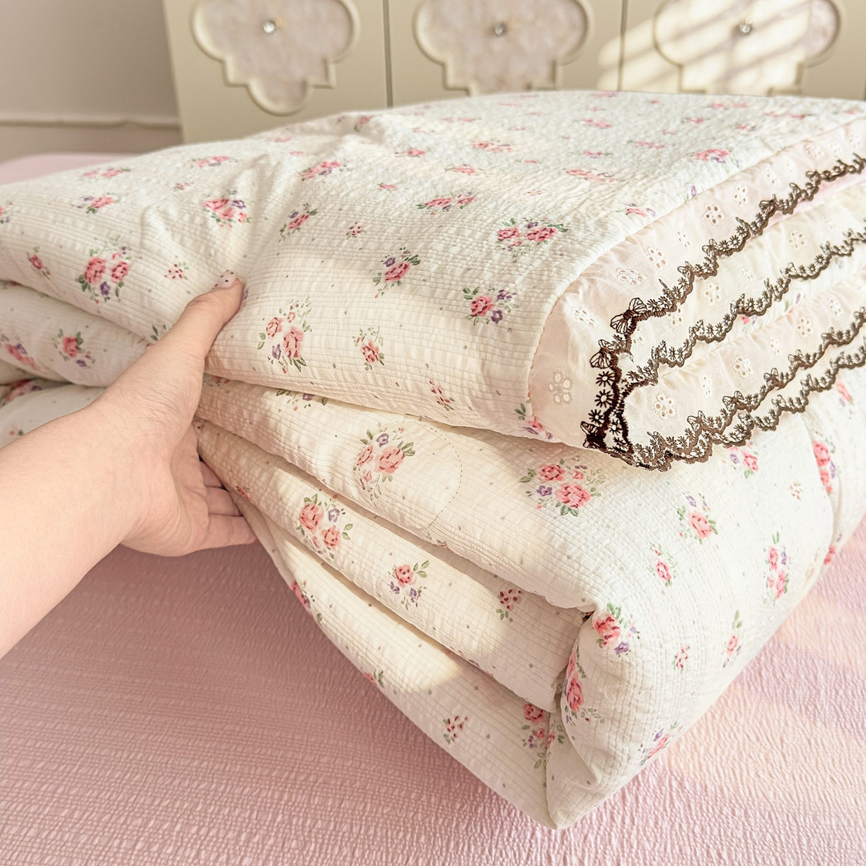 91家纺网 家纺一手货源 找家纺 眠势力 2026新款泡芙纱夏被四件套全棉花边空调被夏凉被薄被子 遇见花开