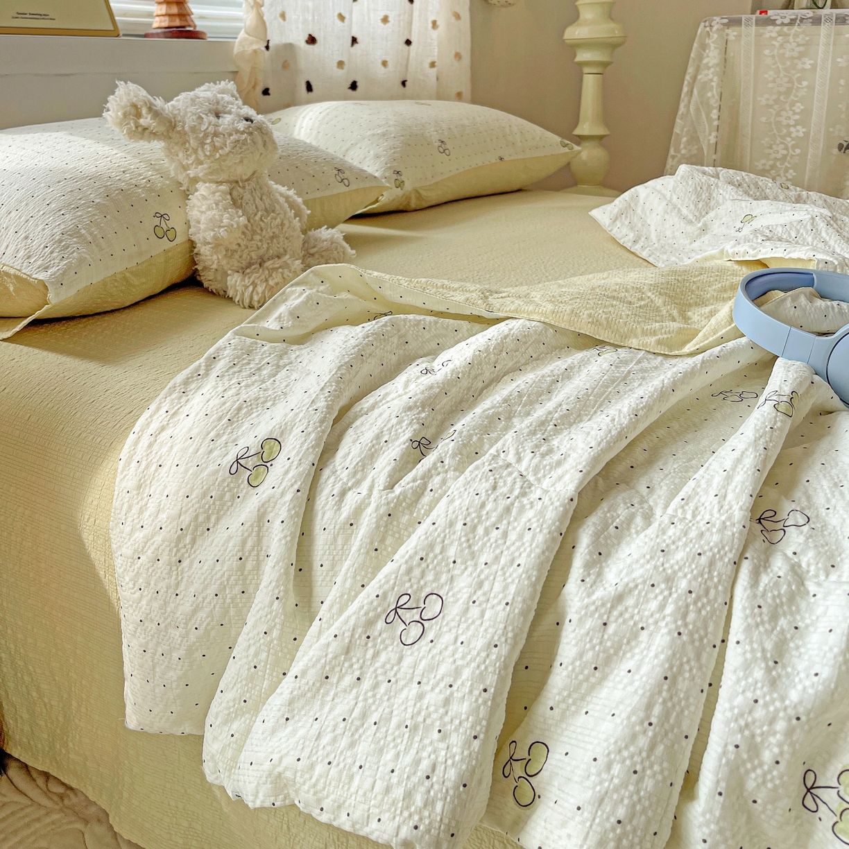 91家纺网 家纺一手货源 找家纺 一比一家纺 2026新款泡芙纱简款夏被四件套 樱桃波点