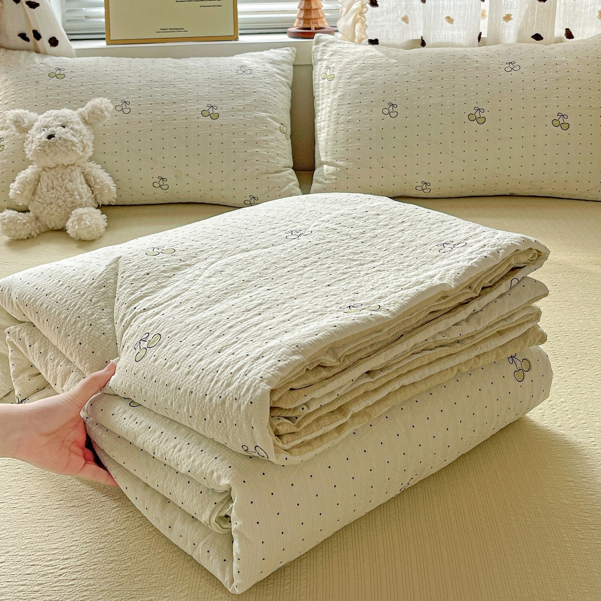 91家纺网 家纺一手货源 找家纺 一比一家纺 2026新款泡芙纱简款夏被四件套 樱桃波点