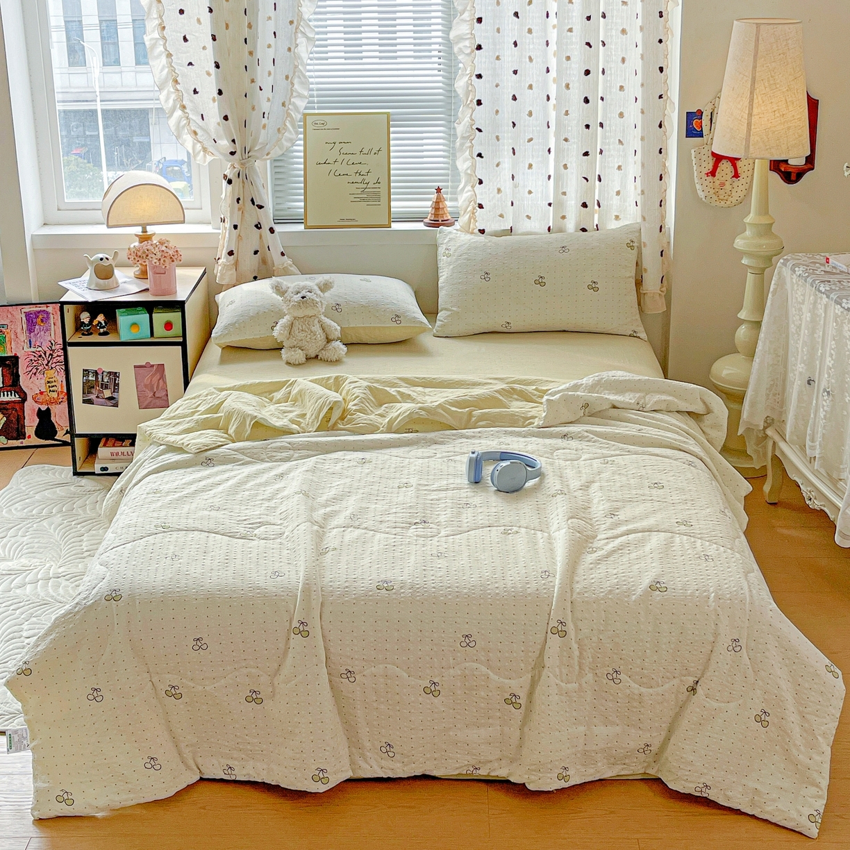 91家纺网 家纺一手货源 找家纺 一比一家纺 2026新款泡芙纱简款夏被四件套 樱桃波点