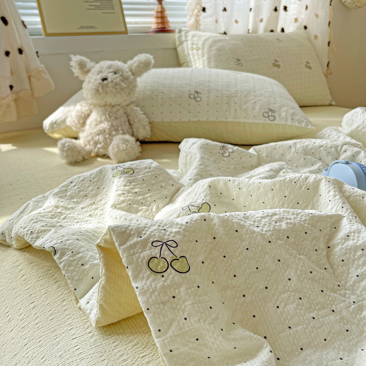 91家纺网 家纺一手货源 找家纺 一比一家纺 2026新款泡芙纱简款夏被四件套 樱桃波点